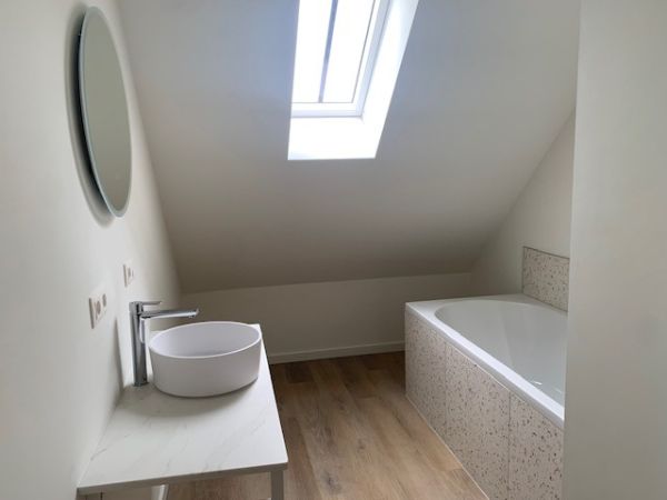 Badkamer met wastafel en bad