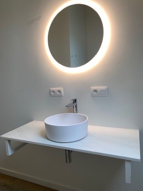Badkamer wastafel en spiegel