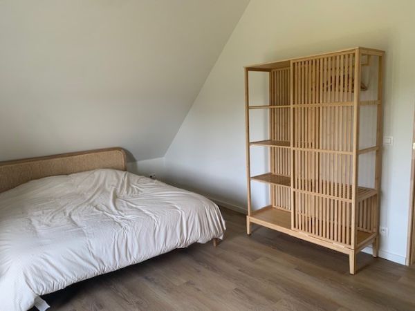Slaapkamer met dubbel bed en kast