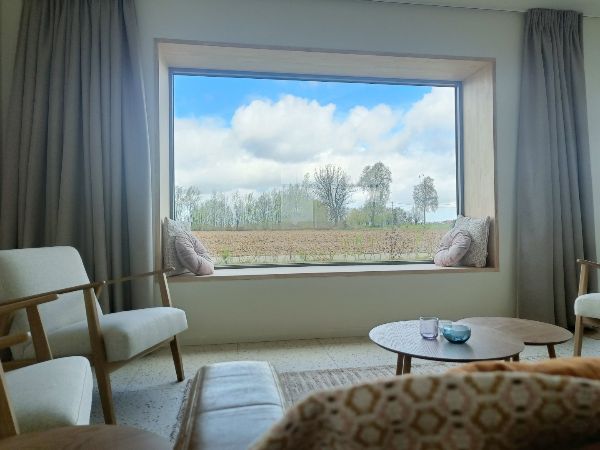 Gezellige woonkamer met uitzicht