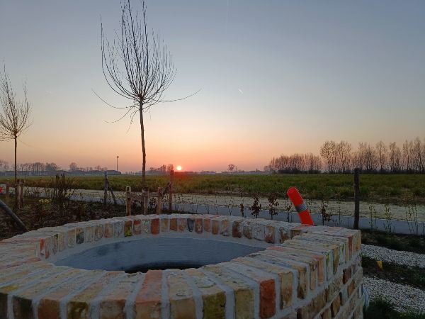 Zonsondergang tuin met bakstenen zitkuil